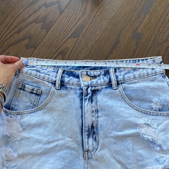 NEW White Wash Jean Shorts 💙 - Picture 9 of 11